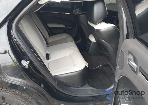 2017 Chrysler 300 300S z USA, uszkodzony, nr VIN 2C3CCABTXHH617838